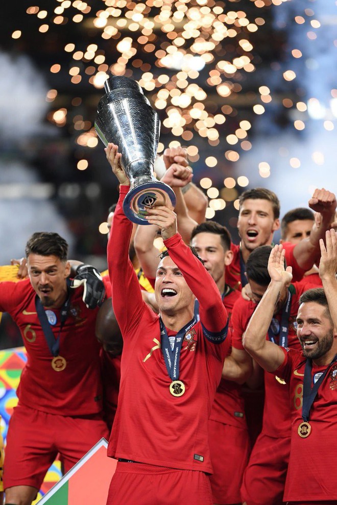 Biểu cảm hài hước của Ronaldo sau khi cùng đồng đội tuyển Bồ Đào Nha làm nên lịch sử ở UEFA Nations League - Ảnh 4.