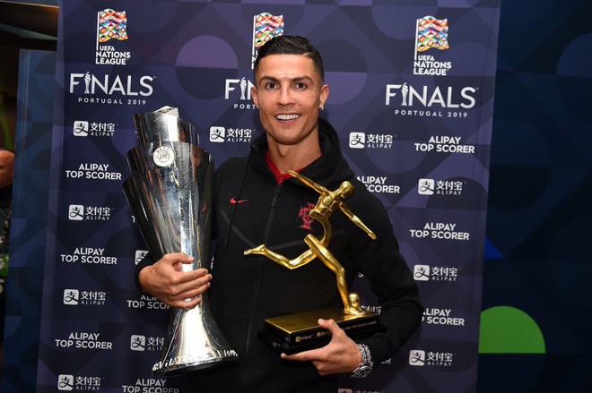 Biểu cảm hài hước của Ronaldo sau khi cùng đồng đội tuyển Bồ Đào Nha làm nên lịch sử ở UEFA Nations League - Ảnh 6.