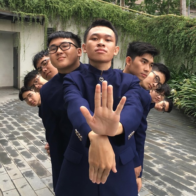 Nhóm bạn đăng ảnh khoe pose dáng độc đáo, thế nhưng cư dân mạng chỉ tập trung ánh nhìn vào trai đẹp này - Ảnh 1.