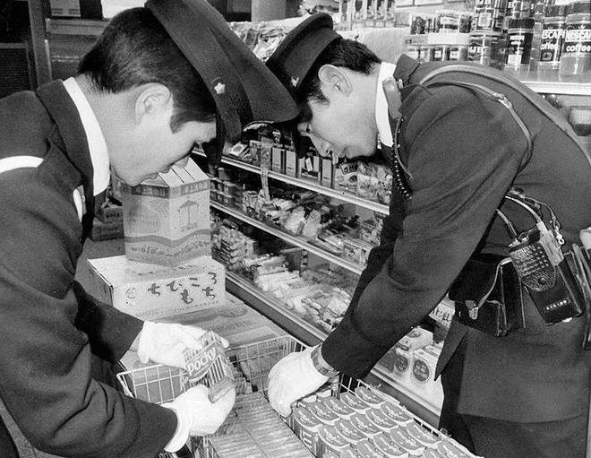 Vụ tẩm độc kẹo bí ẩn nhất Nhật Bản: Cảnh sát bất lực đến nỗi tự sát, hơn 30 năm người dân vẫn ám ảnh tên Quái vật 21 mặt - Ảnh 3.