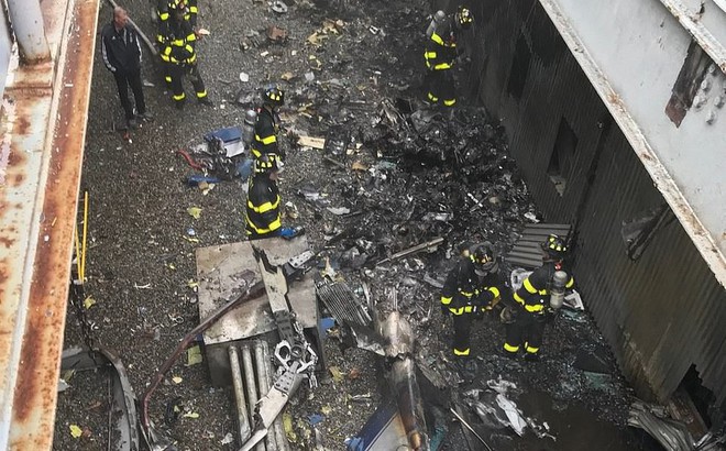 Nóng: Trực thăng chao đảo đâm vào cao ốc 54 tầng ở New York và hiện trường đổ nát khiến nhiều người liên tưởng đến ký ức đau thương 11/9
