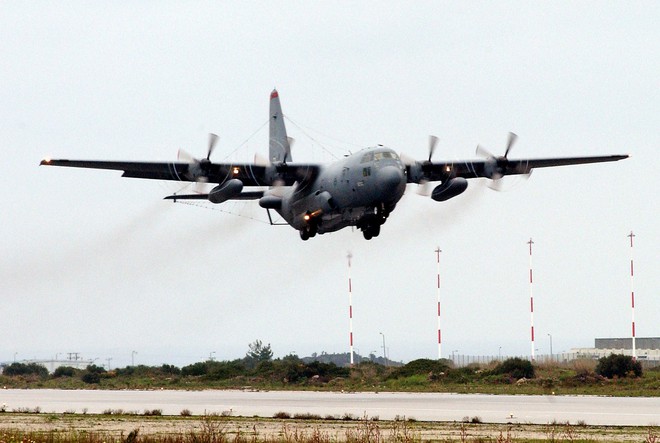 Mỹ đem máy bay tác chiến điện tử khổng lồ tới Ba Lan để nắn gân Nga? - Ảnh 7.