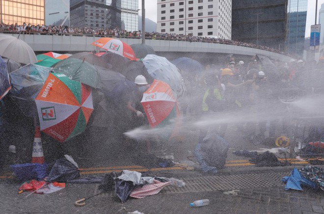 Hồng Kông: Hoãn tranh luận dự luật dẫn độ, cảnh sát chống bạo động xịt hơi cay đẩy lùi người biểu tình - Ảnh 2.