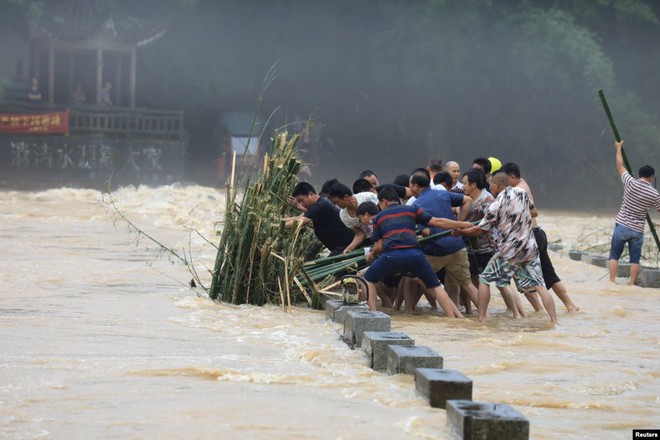 24h qua ảnh: Người phụ nữ bán quạt điện ở phố cổ Hà Nội - Ảnh 9.