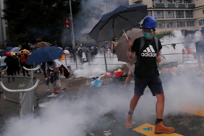 Đụng độ ở mức bạo loạn, cảnh sát Hong Kong có nhờ quân đội TQ giúp trấn áp biểu tình? - Ảnh 4.