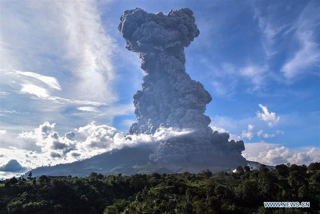 Núi lửa phun như ngày tận thế ở Bắc Sumatra, Indonesia - Ảnh 3.