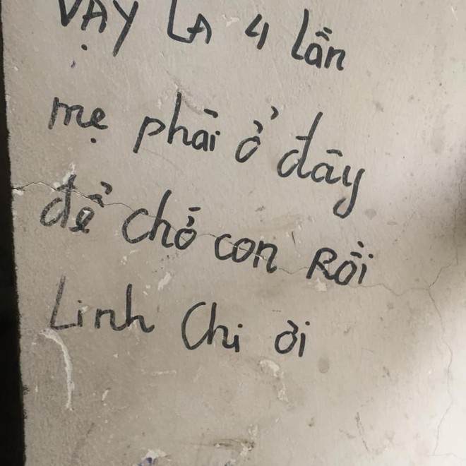 Vào viện, những dòng chữ trên tường bố mẹ viết cho con khiến người ta ám ảnh - Ảnh 1.