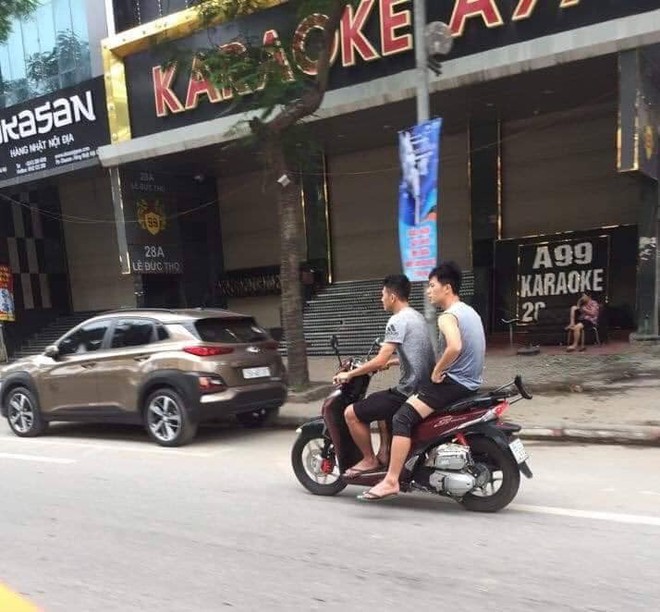 Xôn xao hình ảnh Đình Trọng và Văn Kiên đi xe máy không đội mũ bảo hiểm trên phố Hà Nội - Ảnh 1.