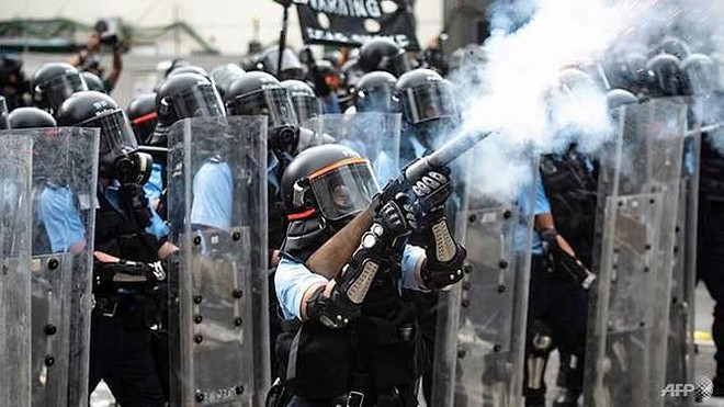 Hong Kong chìm ngập trong hơi cay và bạo loạn - Ảnh 1.