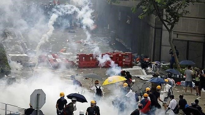 Hong Kong chìm ngập trong hơi cay và bạo loạn - Ảnh 2.
