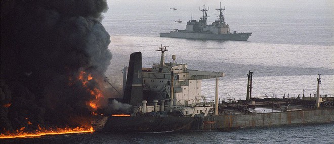 Hoa Kỳ vừa phát hiện thủ phạm tấn công 2 siêu tàu dầu - Hạm đội 5 Mỹ nhận tín hiệu khẩn nguy - Ảnh 9.