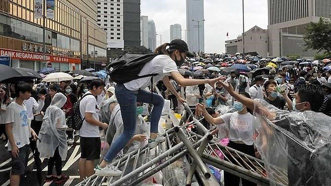 Hong Kong chìm ngập trong hơi cay và bạo loạn - Ảnh 4.