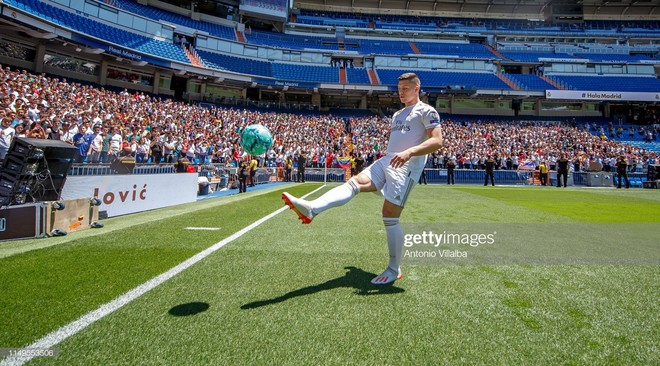 Tân binh siêu đẹp trai trị giá 1.600 tỷ VNĐ của Real Madrid ra mắt khán giả với khuôn mặt lạnh như tiền - Ảnh 3.