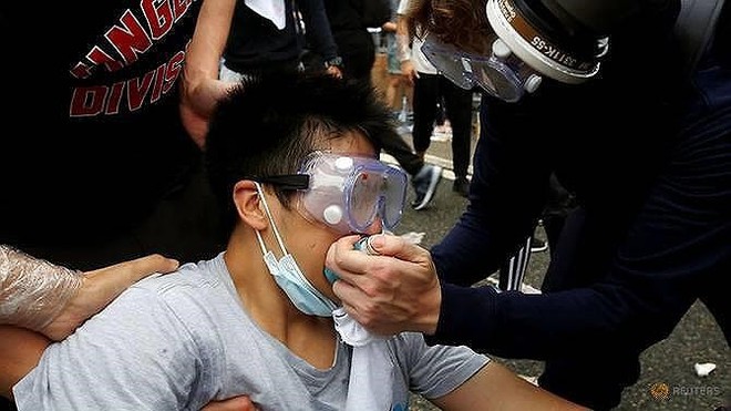 Hong Kong chìm ngập trong hơi cay và bạo loạn - Ảnh 6.