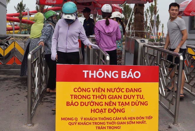 Công viên nước Thanh Hà tạm dừng hoạt động sau sự cố bé trai đuối nước, nhiều gia đình từ xa đến đành quay về - Ảnh 8.