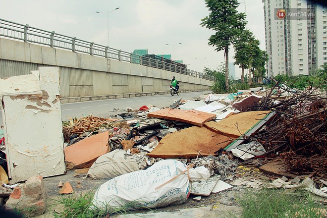 Chùm ảnh: Vừa hoạt động 3 tháng, con đường mang tên nhà tư sản Trịnh Văn Bô đã ngập ngụa rác thải - Ảnh 9.