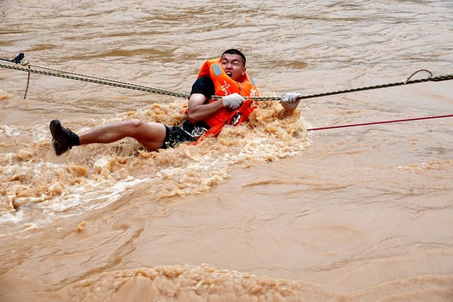 24h qua ảnh: Linh dương đầu bò bay qua đầu sư tử đói - Ảnh 2.