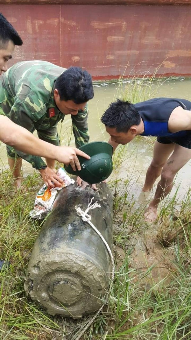 Đi đánh cá, lưới của ngư dân mắc vào quả bom khủng dưới sông - Ảnh 2.