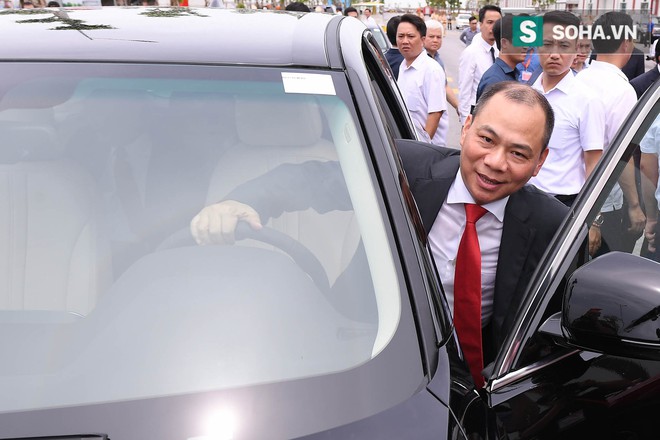 Chủ tịch Vingroup Phạm Nhật Vượng cầm lái LUX SA2.0, chở Thủ tướng Nguyễn Xuân Phúc trong khuôn viên VinFast - Ảnh 5.