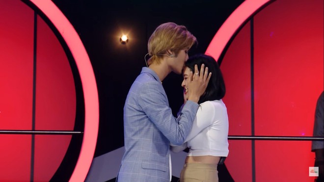 Khán giả sốc trước màn hôn đủ 3 bộ phận của nam ca sĩ Việt với bạn gái lớn tuổi hơn trên truyền hình - Ảnh 5.