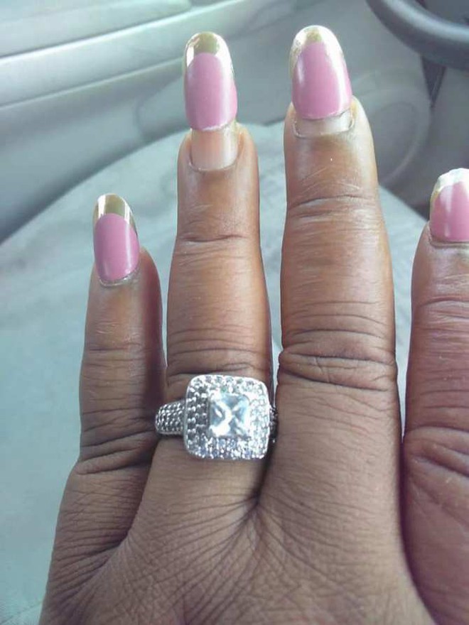 Cô gái lên mạng hào hứng khoe chiếc nhẫn đính hôn khổng lồ bằng kim cương, nhưng cư dân mạng lại chỉ chú ý đến điều này - Ảnh 1.