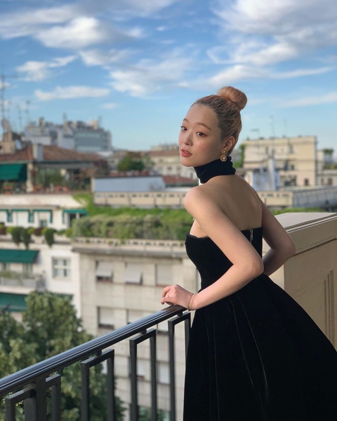 Sulli sang Ý gây náo loạn với màn khoe sắc lồng lộn: Quá xinh, vòng 1 sexy nhưng vẫn bị netizen Hàn chê vì 1 điểm - Ảnh 2.