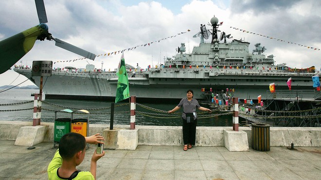 Vì sao đang là thế lực hùng cứ đại dương, Nga bán hết tàu sân bay cho Trung Quốc làm mô hình giải trí? - Ảnh 1.