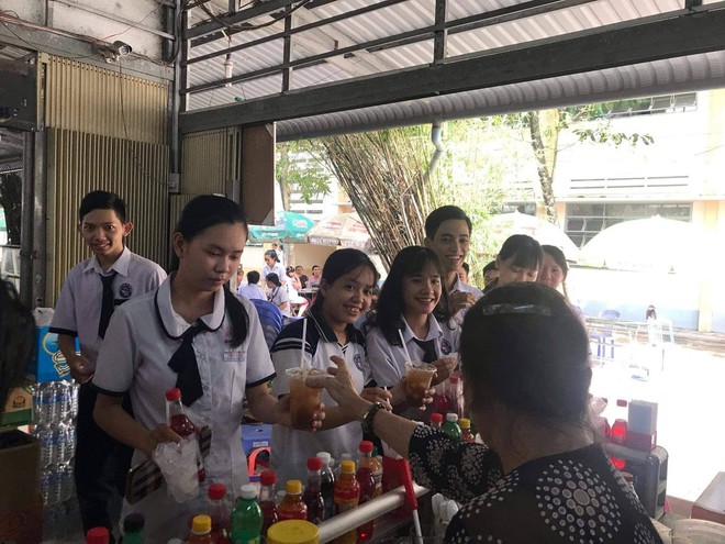 Tri ân học sinh khối 12, canteen trường cấp 3 Tiền Giang chiêu đãi trà chanh miễn phí 3 ngày khiến dân mạng ganh tỵ không hết - Ảnh 3.