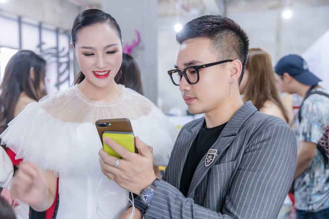 Hồng Quế tất bật giúp NTK Hà Duy ở hậu trường show thời trang tại Trung Quốc - Ảnh 1.