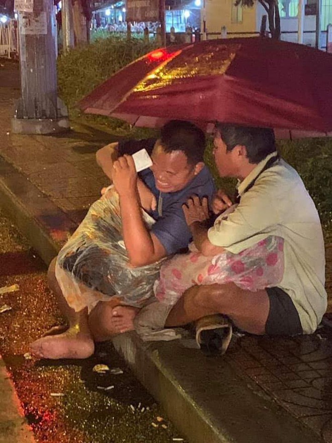 Xúc động cảnh 2 người đàn ông khiếm thị, nương nhau dưới cơn mưa đêm ở Sài Gòn để bán từng tấm vé số mưu sinh - Ảnh 2.