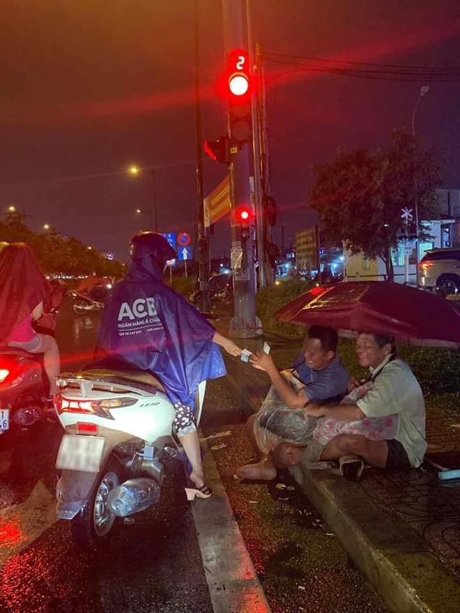 Xúc động cảnh 2 người đàn ông khiếm thị, nương nhau dưới cơn mưa đêm ở Sài Gòn để bán từng tấm vé số mưu sinh - Ảnh 3.