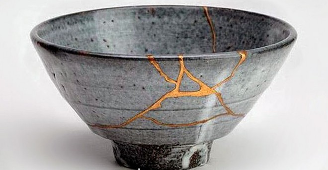 Kintsugi: Nghệ thuật dùng vàng ròng hàn gắn gốm vỡ và triết lý cuộc sống tôn vinh vẻ đẹp từ những rạn nứt tâm hồn của người Nhật - Ảnh 4.