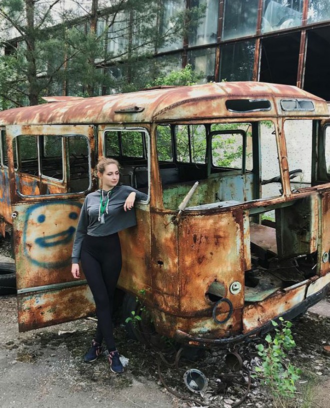 Đến vùng đất chết chóc Chernobyl chụp ảnh sau cơn sốt phim trên HBO, cô gái khiến mọi người nhức mắt vì hành động phản cảm - Ảnh 4.
