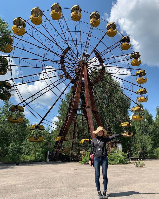 Đến vùng đất chết chóc Chernobyl chụp ảnh sau cơn sốt phim trên HBO, cô gái khiến mọi người nhức mắt vì hành động phản cảm - Ảnh 9.