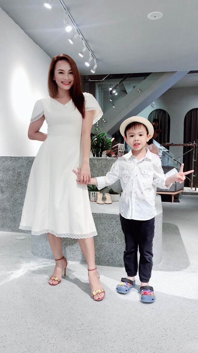 Diễn viên Hương Giang và mẹ ruột gây chú ý khi diện váy đôi tại sự kiện - Ảnh 7.
