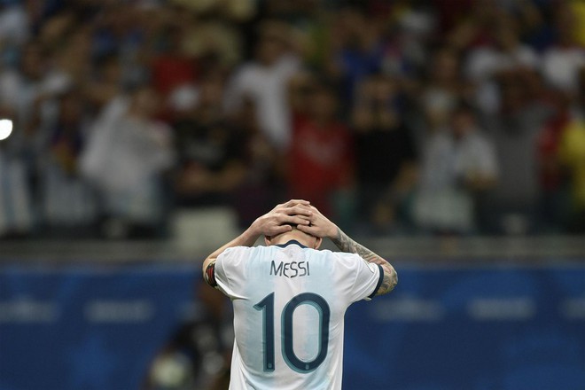 Messi ôm mặt thất vọng, Argentina khởi đầu Copa America bằng một thảm họa - Ảnh 1.