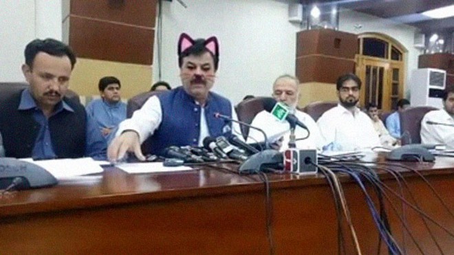 Quan chức Pakistan bật nhầm bộ lọc tai mèo khi livestream trên Facebook - Ảnh 1.