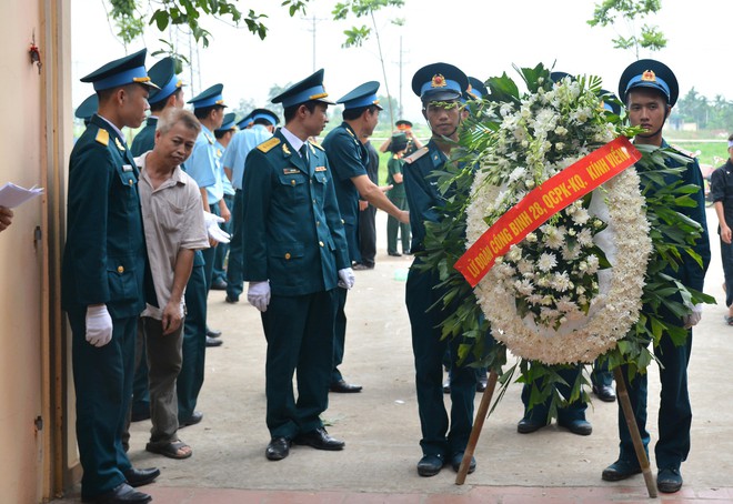 Đẫm nước mắt trong đám tang tiễn biệt Thiếu uý phi công hy sinh trong tai nạn rơi máy bay - Ảnh 5.