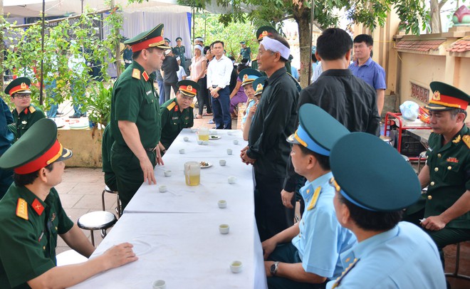 Đẫm nước mắt trong đám tang tiễn biệt Thiếu uý phi công hy sinh trong tai nạn rơi máy bay - Ảnh 8.