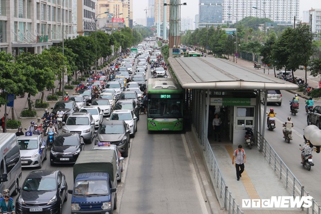 Ảnh: Xe biển xanh cũng lấn làn xe buýt nhanh BRT giữa phố Thủ đô - Ảnh 2.