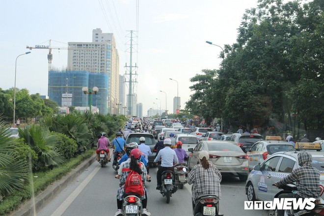 Ảnh: Xe biển xanh cũng lấn làn xe buýt nhanh BRT giữa phố Thủ đô - Ảnh 11.