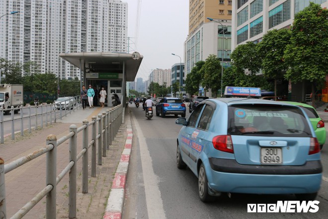 Ảnh: Xe biển xanh cũng lấn làn xe buýt nhanh BRT giữa phố Thủ đô - Ảnh 12.