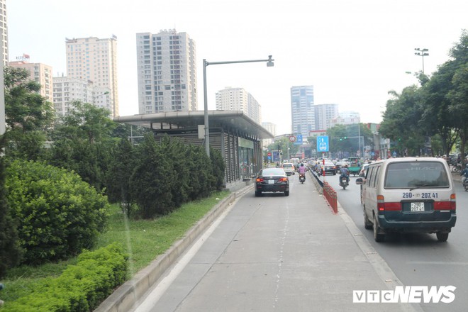 Ảnh: Xe biển xanh cũng lấn làn xe buýt nhanh BRT giữa phố Thủ đô - Ảnh 14.