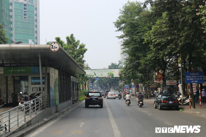 Ảnh: Xe biển xanh cũng lấn làn xe buýt nhanh BRT giữa phố Thủ đô - Ảnh 16.