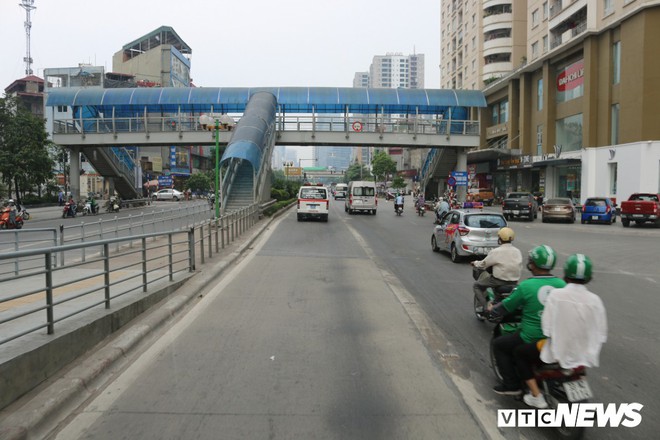 Ảnh: Xe biển xanh cũng lấn làn xe buýt nhanh BRT giữa phố Thủ đô - Ảnh 17.