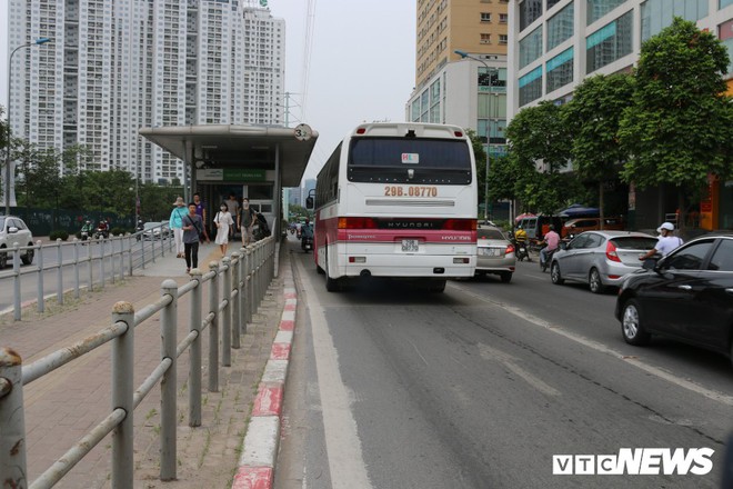 Ảnh: Xe biển xanh cũng lấn làn xe buýt nhanh BRT giữa phố Thủ đô - Ảnh 18.