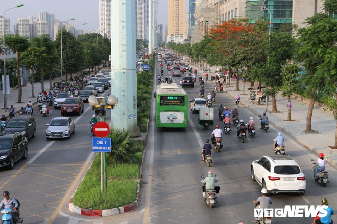 Ảnh: Xe biển xanh cũng lấn làn xe buýt nhanh BRT giữa phố Thủ đô - Ảnh 3.