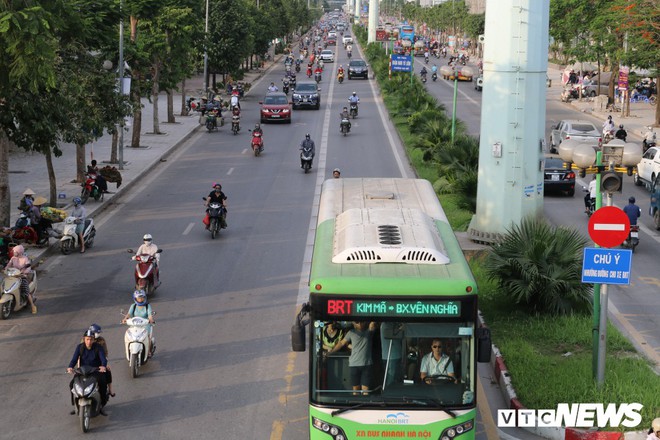 Ảnh: Xe biển xanh cũng lấn làn xe buýt nhanh BRT giữa phố Thủ đô - Ảnh 4.