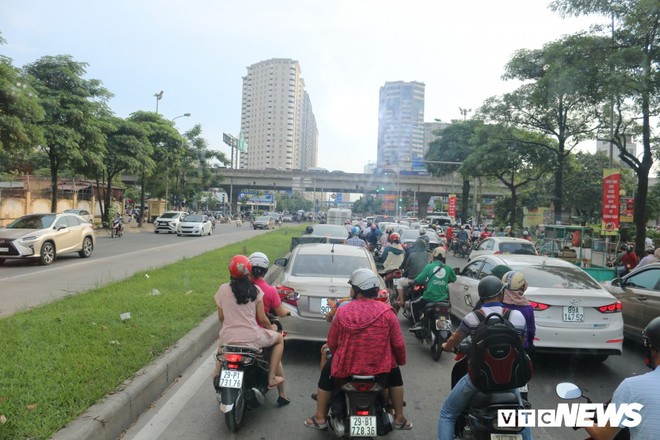 Ảnh: Xe biển xanh cũng lấn làn xe buýt nhanh BRT giữa phố Thủ đô - Ảnh 7.