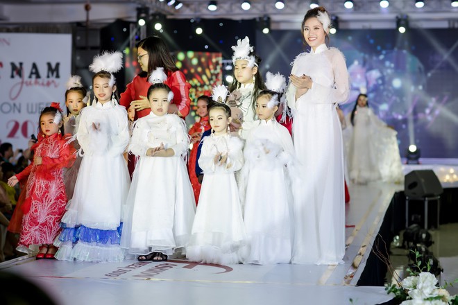 Hoa hậu Phan Hoàng Thu bất ngờ trở lại với sàn catwalk - Ảnh 11.